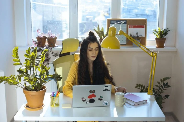 Marketing Virtual Assistant vs Marketing Agency: Which Is Right for Your Business? (2026 Guide)